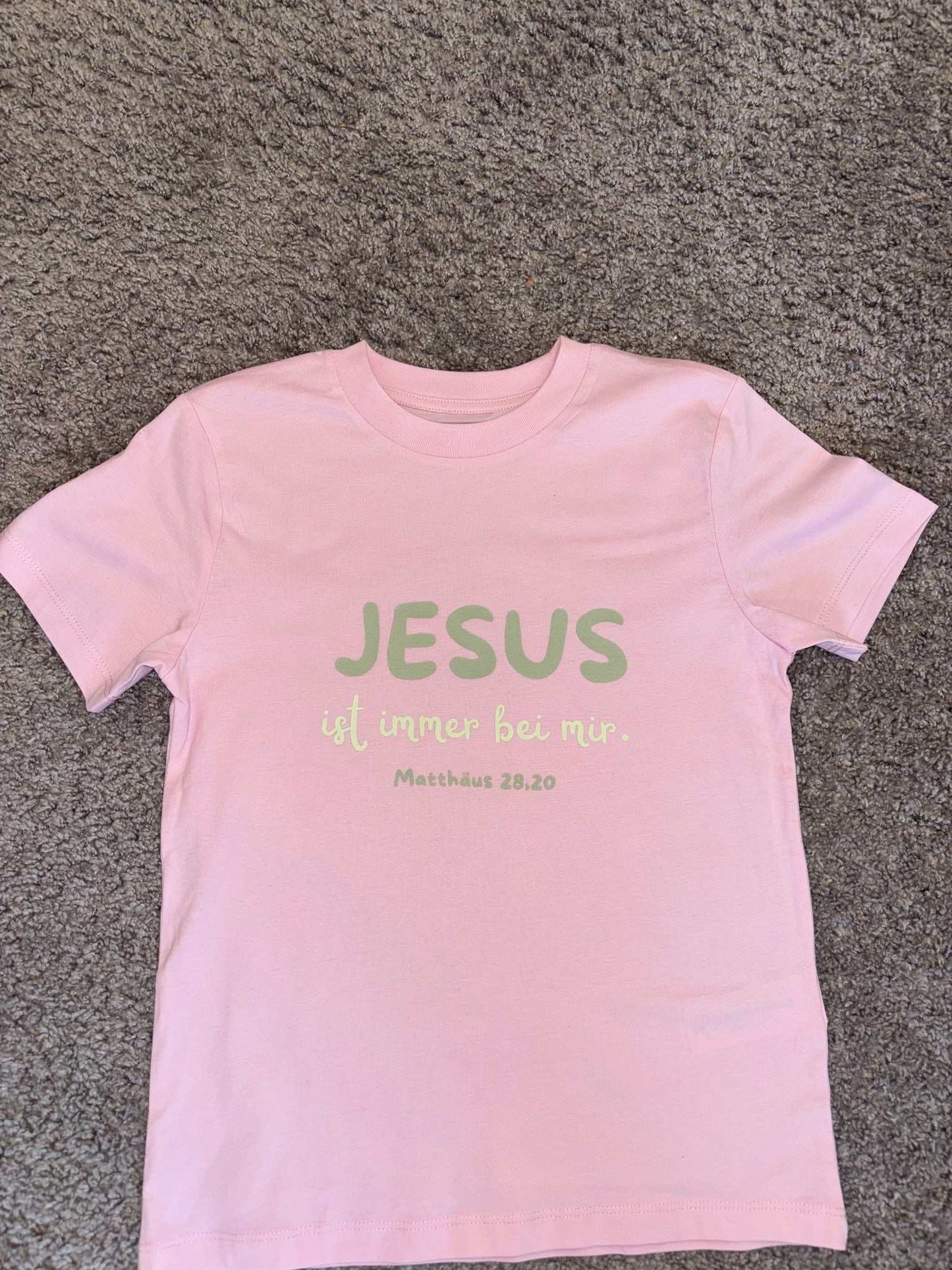 T-Shirt - Jesus ist immer bei mir. Matthäus 28, 20 | Nachhaltiges christliches T-Shirt – FaithWear