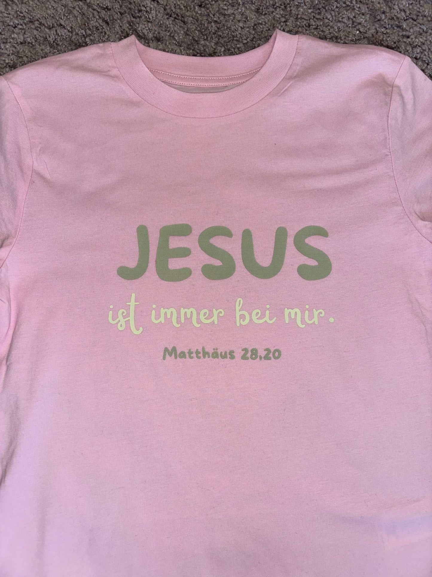 Nachhaltiges christliches T-Shirt mit Aufdruck „Jesus ist immer bei mir“ und Matthäus 28, 20 Verse