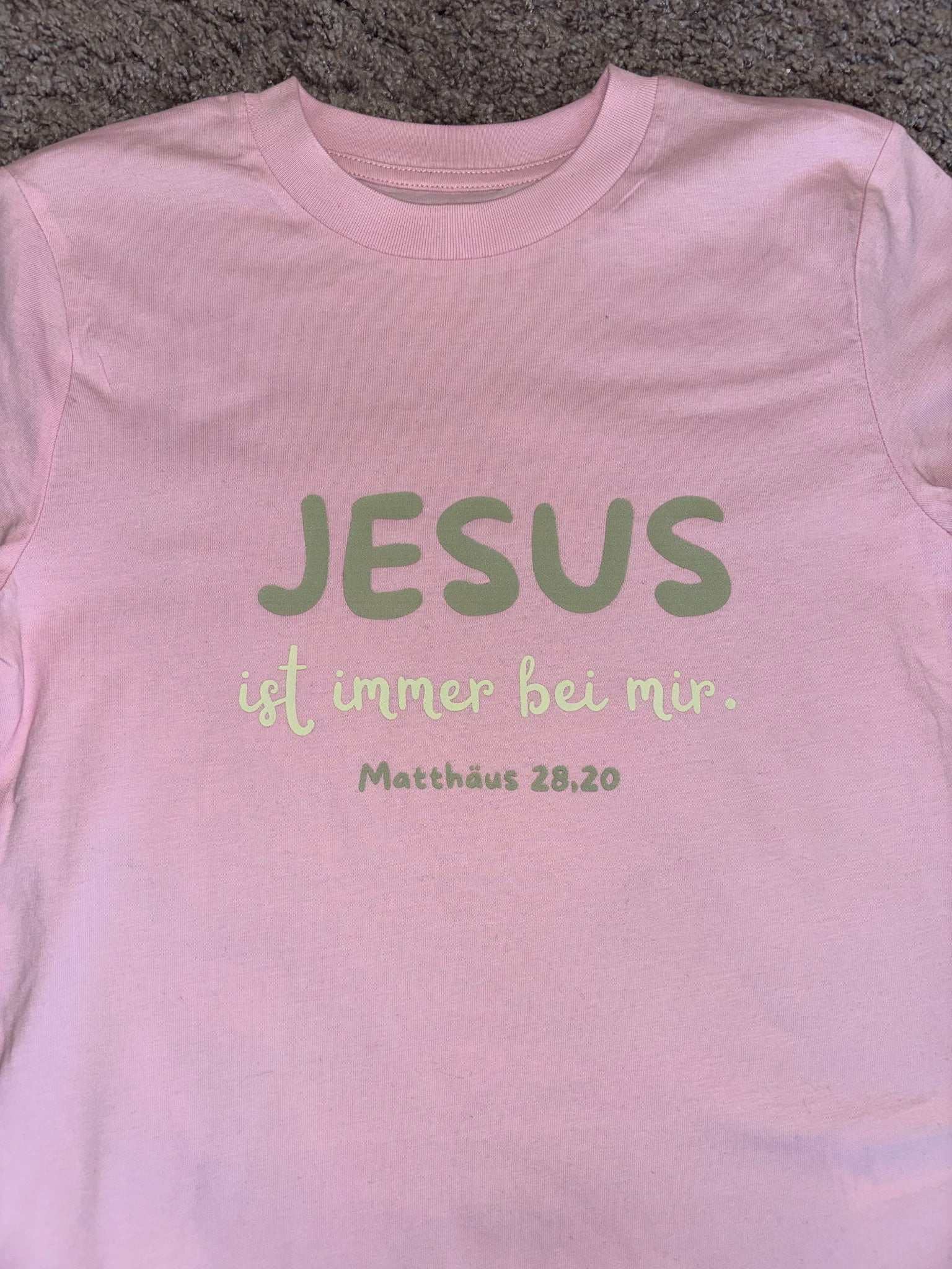 Nachhaltiges christliches T-Shirt mit Aufdruck „Jesus ist immer bei mir“ und Matthäus 28, 20 Verse
