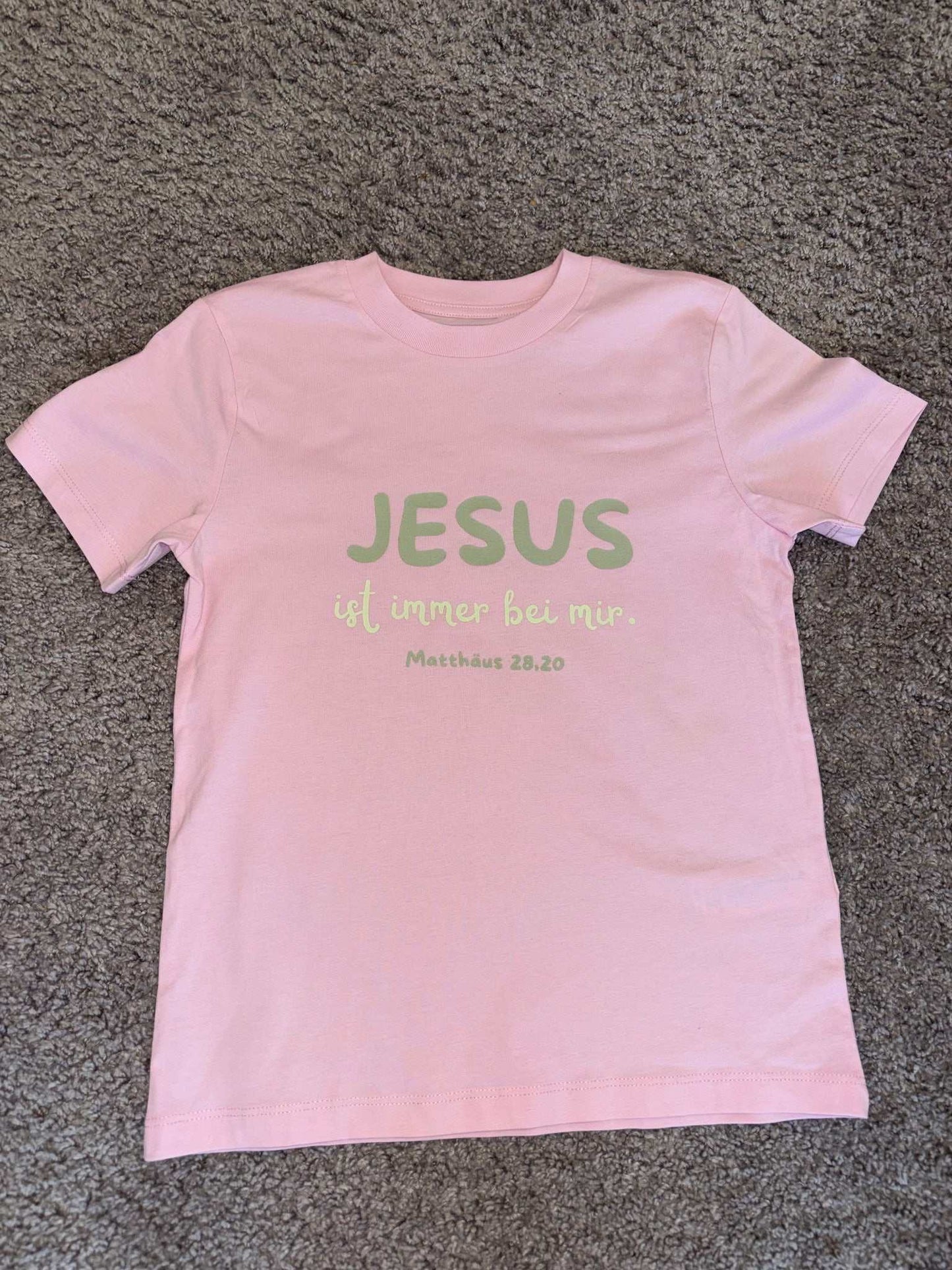 T-Shirt - Jesus ist immer bei mir. Matthäus 28, 20 | Nachhaltiges christliches T-Shirt – FaithWear