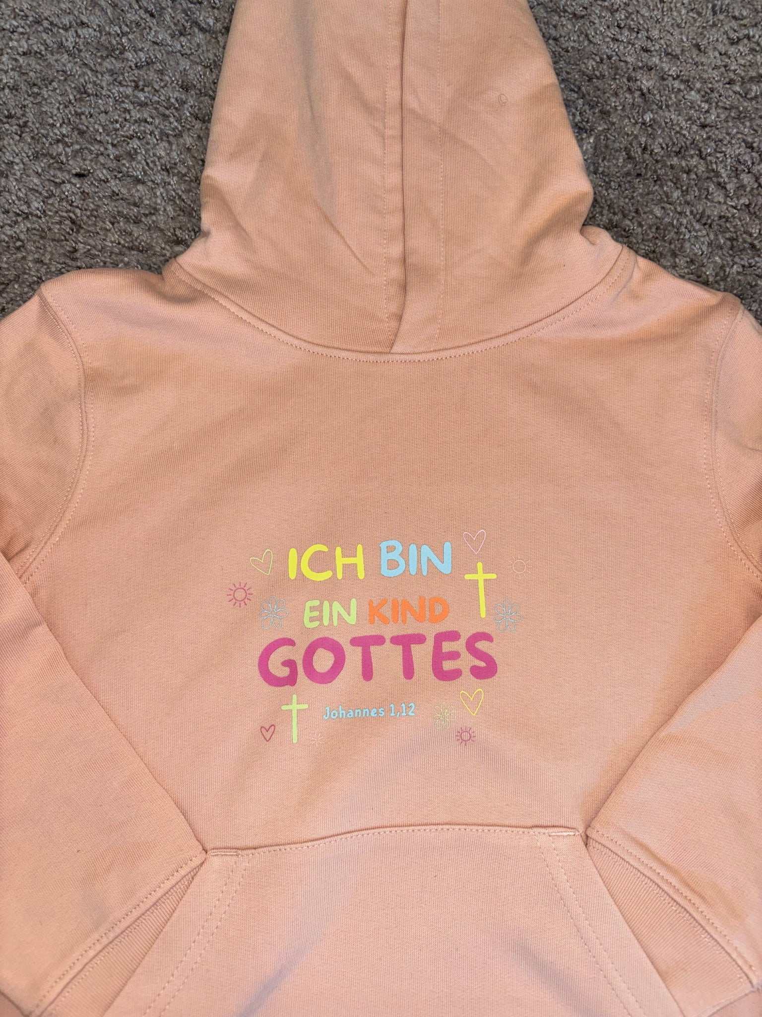 Hoodie mit Set-In Ärmeln, doppelt gefütterter Kapuze und Kängurutasche, nachhaltige Einzelanfertigung.