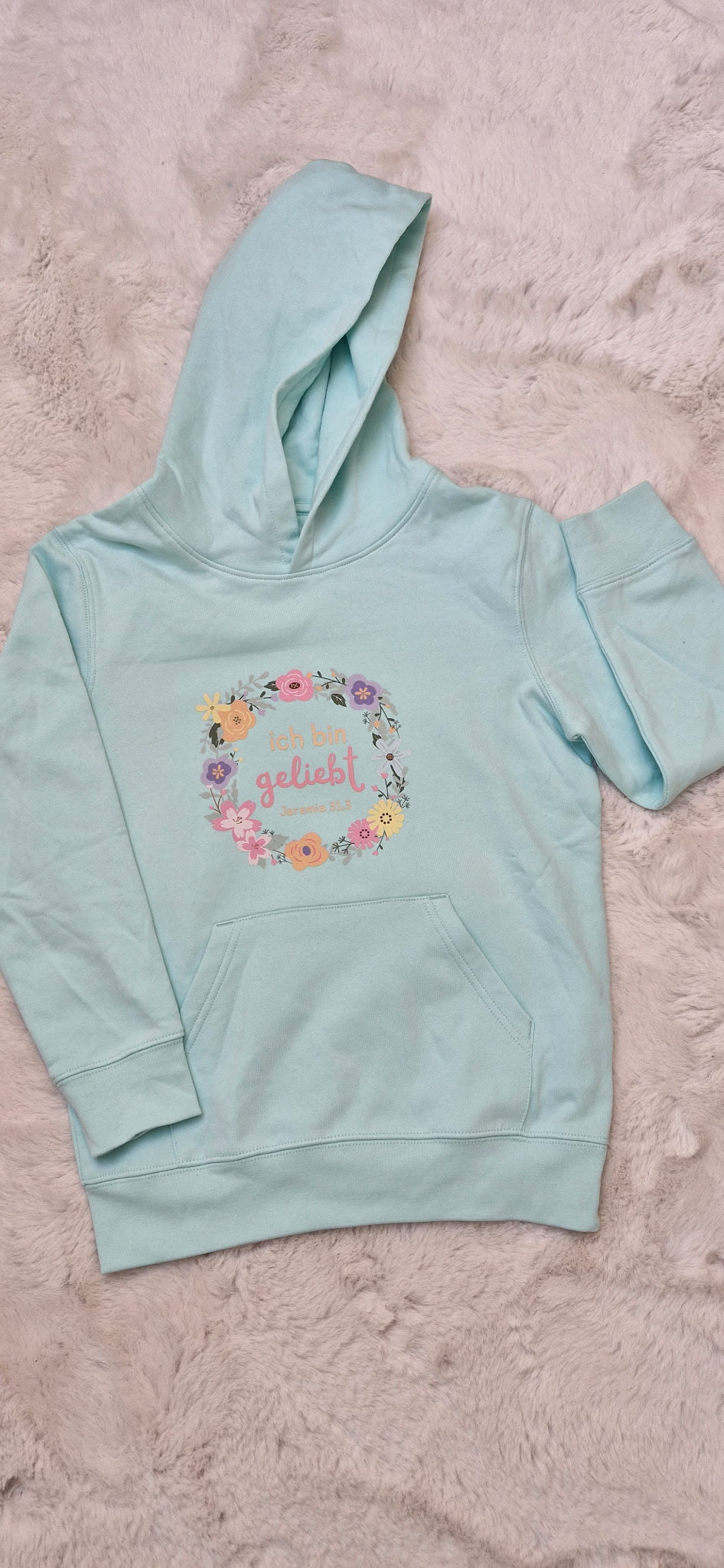 Hoodie Ich bin geliebt with double-lined hood, kangaroo pocket, set-in sleeves, and sustainable single-jersey neckband