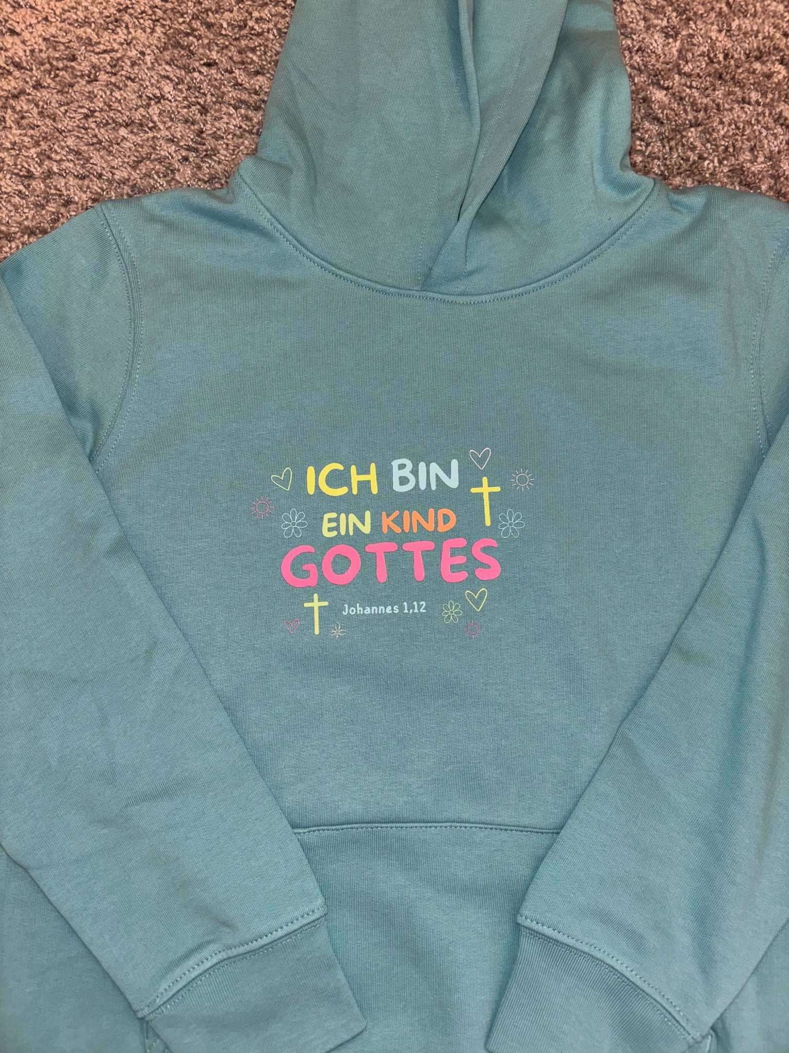 Hoodie Ich bin wertvoll nachhaltig produziert mit doppelt gefütterter Kapuze und Kängurutasche