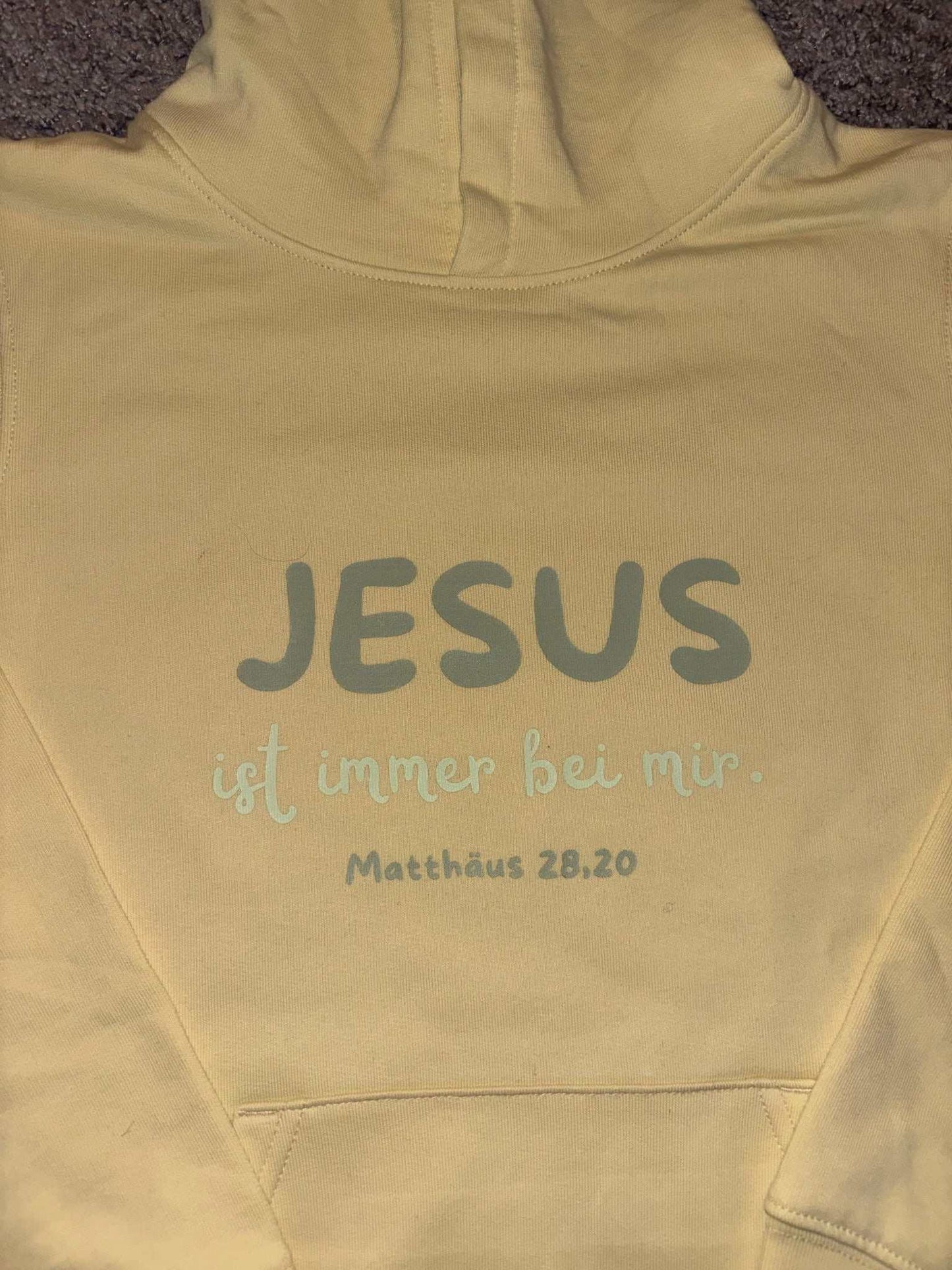 Essentials hoodie with Jesus ist immer bei mir Matthäus 28 20 text and kangaroo pocket